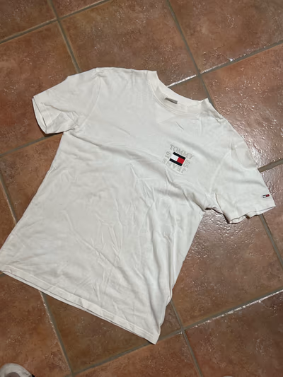 Tommy Jeans white logo t-shirt by Tommy Hilfiger — pre-loved on Thrifted.mt