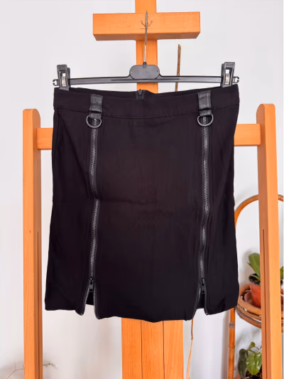 Falda negra con detalle de cremallera Killstar by Killstar — pre-loved on Thrifted.mt
