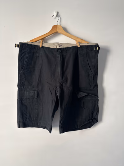 Pantalones cortos tipo cargo de Carhartt WIP by Carhartt WIP — pre-loved on Thrifted.mt