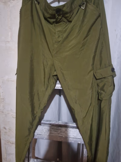 Pantaloni cargo verde kaki — pre-loved on Thrifted.mt