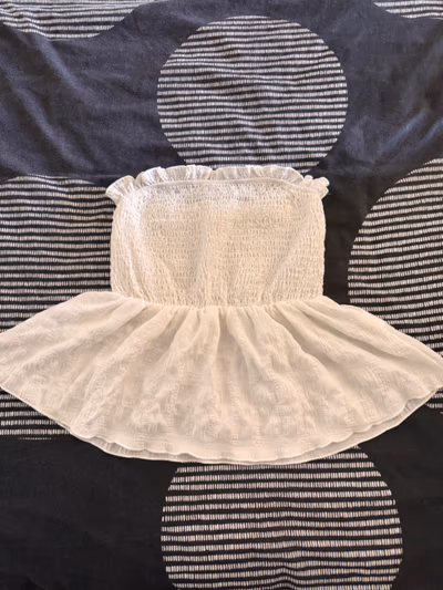 Top blanco fruncido con volantes — pre-loved on Thrifted.mt