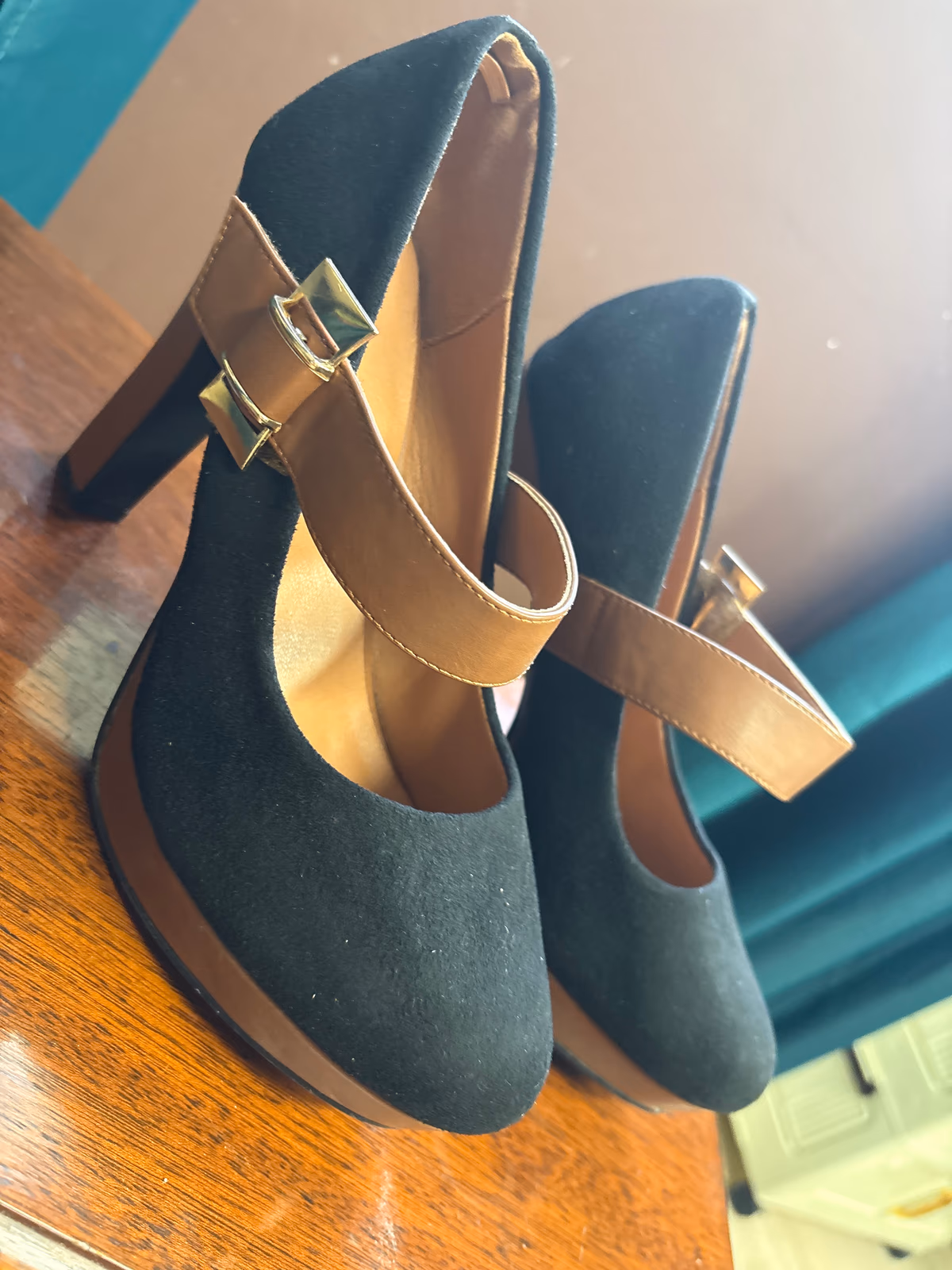 Sapatos de plataforma pretos e bege, fotografia 2