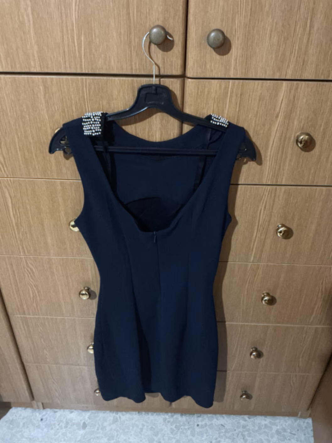 Vestido azul marino sin mangas con adornos en el cuello, foto 2