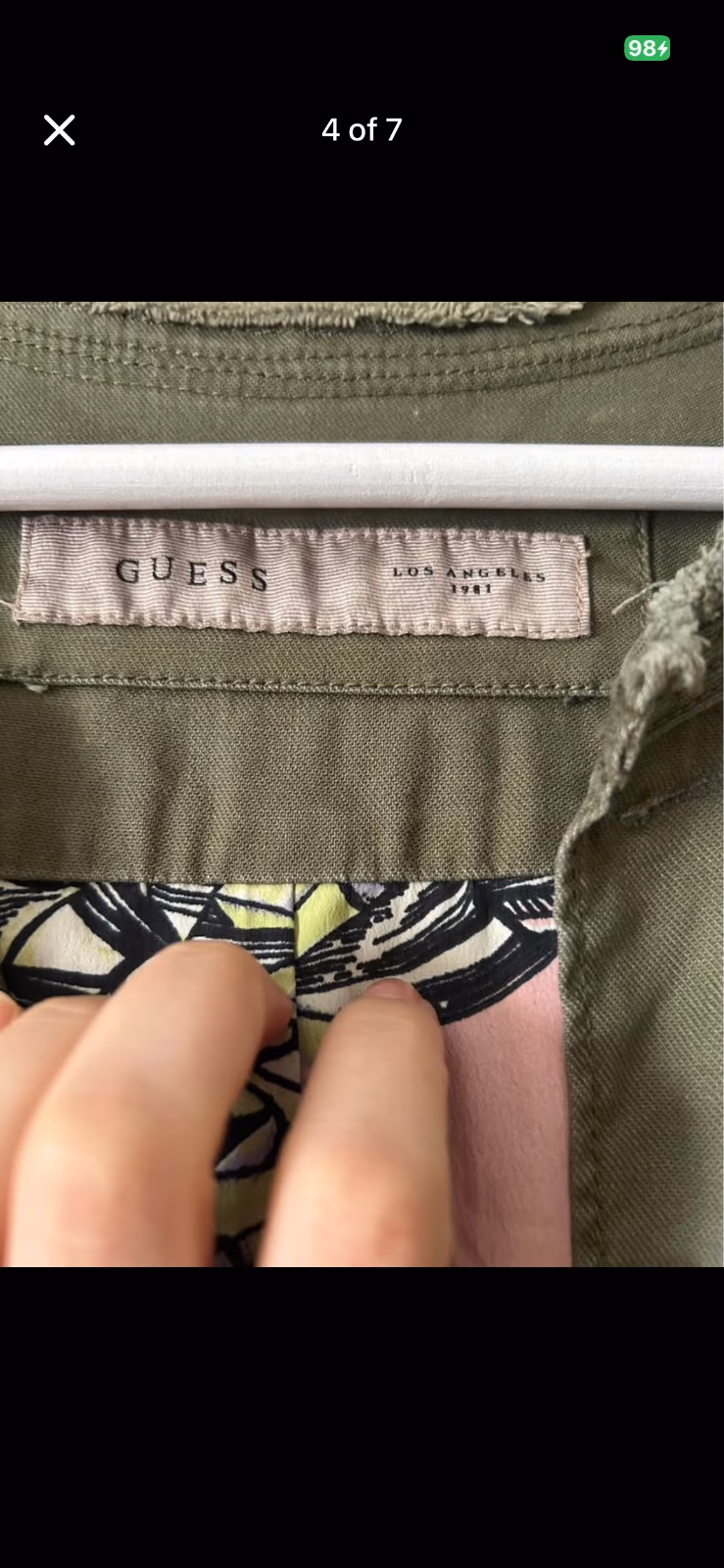 Chaqueta utilitaria Guess color caqui bordada, foto 4