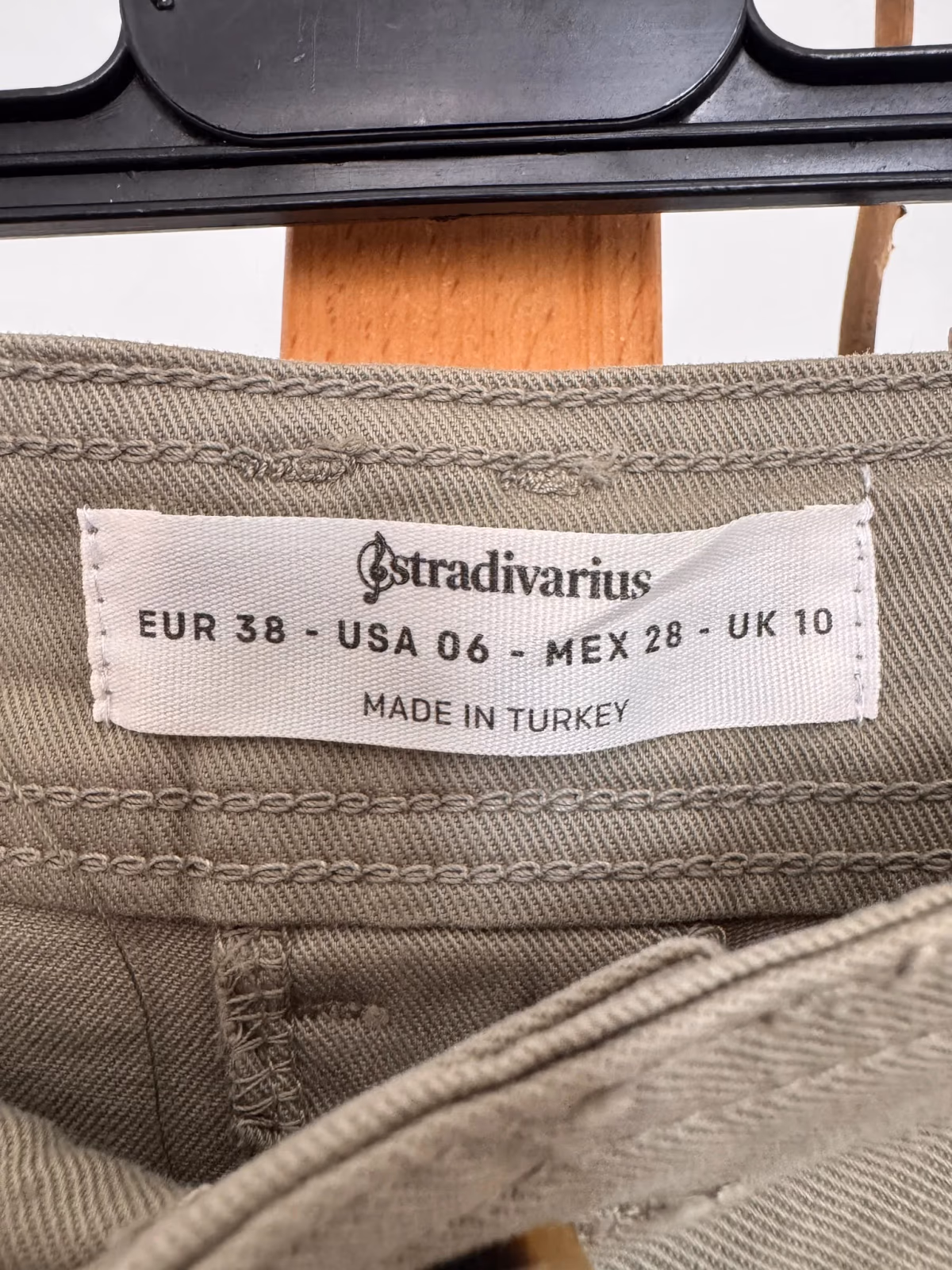 Pantalones anchos capri color caqui de Stradivarius, talla EU38/UK10, foto 3