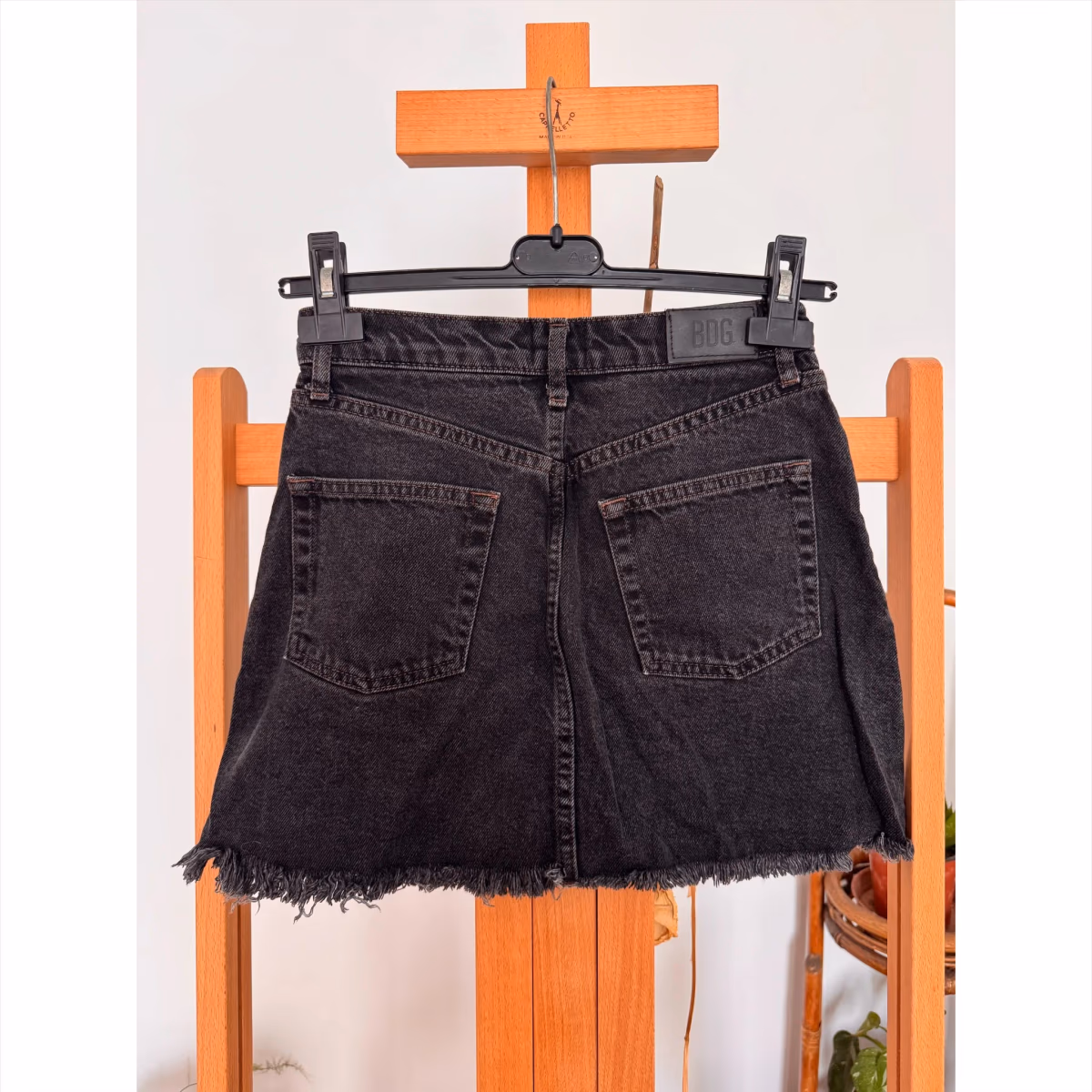 Falda vaquera negra lavada de Urban Outfitters, foto 2