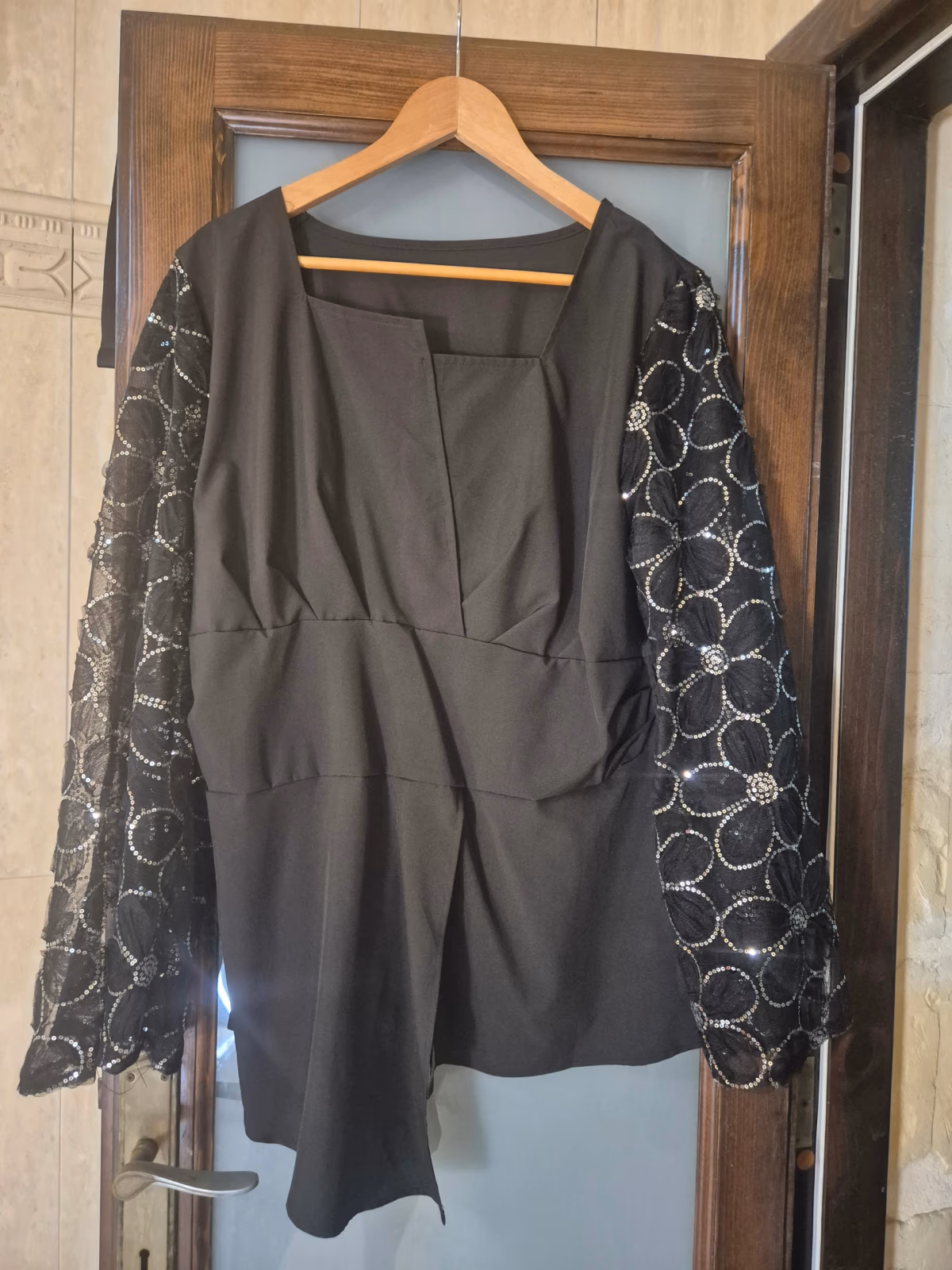  Top com peplum, mangas em forma de sino, em malha floral com lantejoulas, fotografia 3