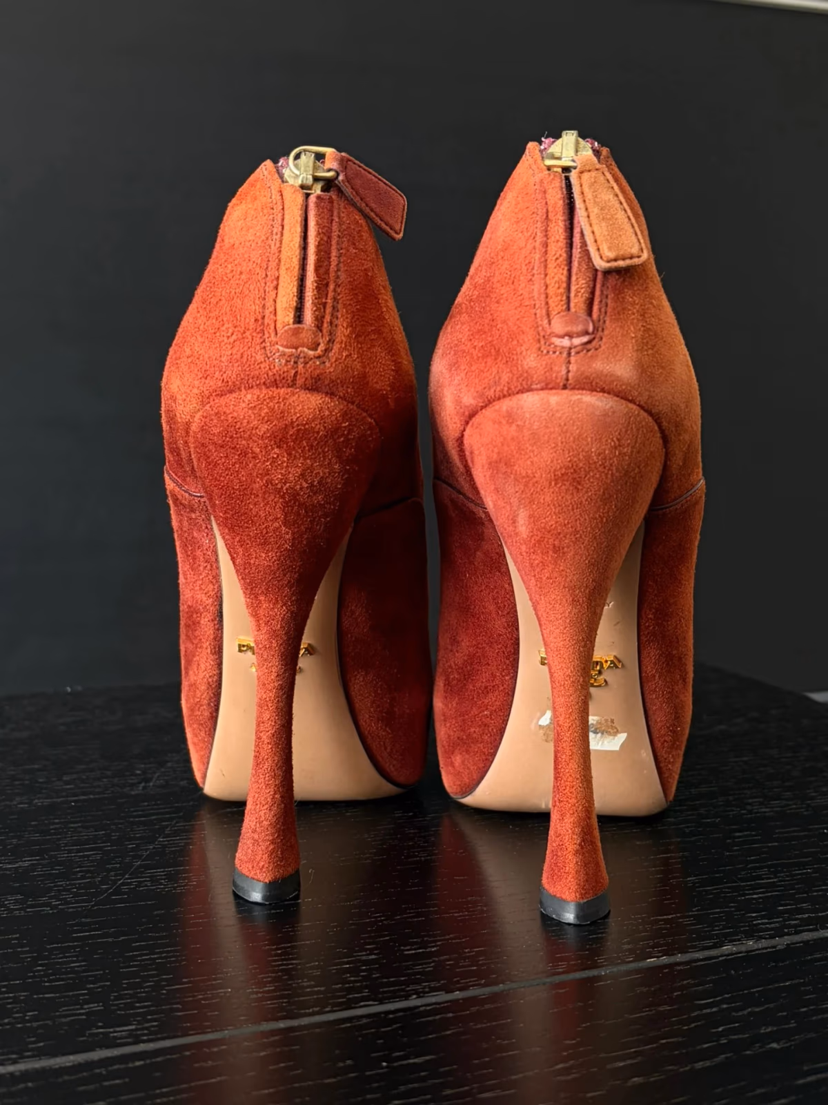 Sapatos de salto alto com plataforma e atacadores em camurça da Prada, fotografia 7