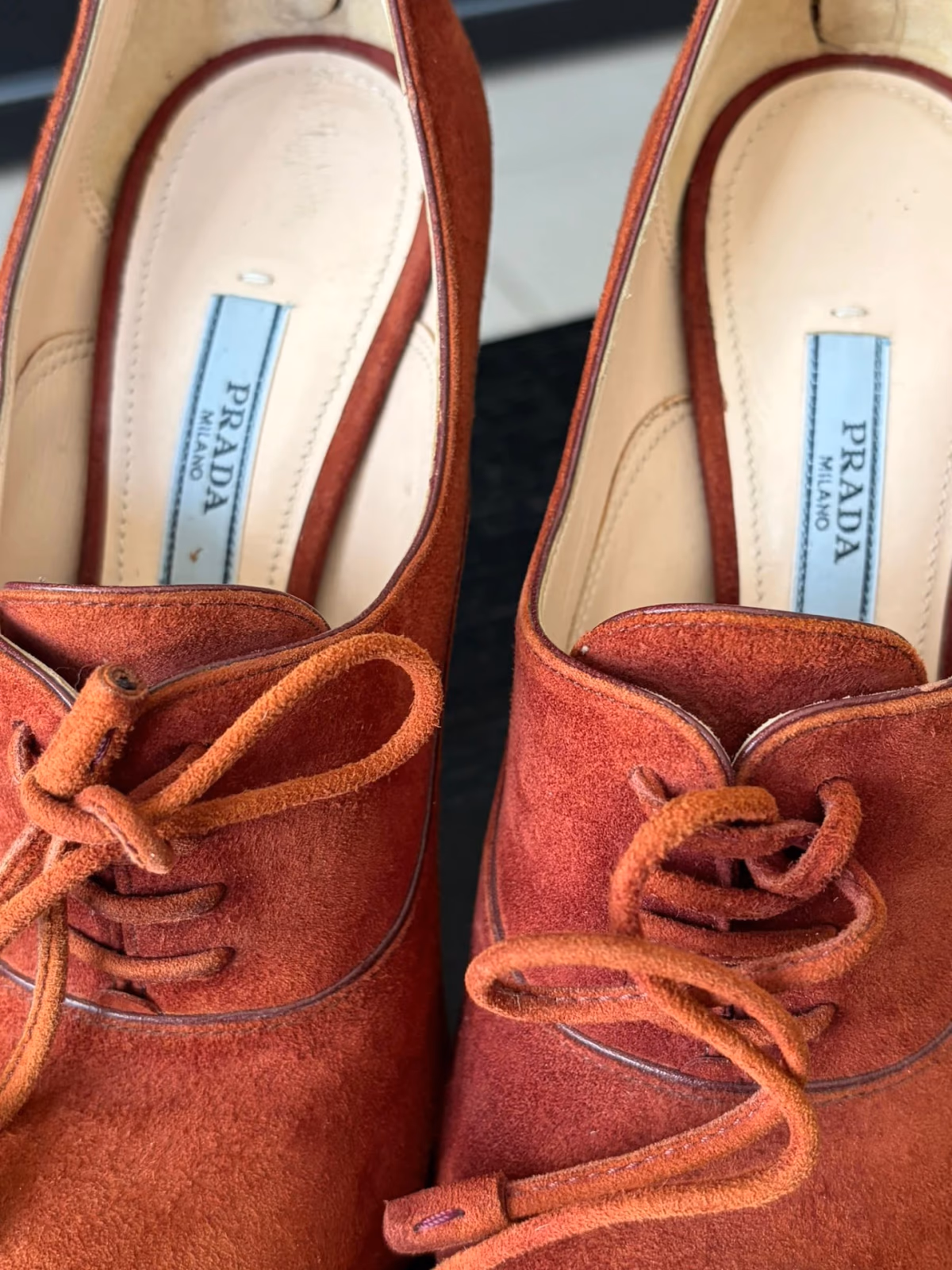 Sapatos de salto alto com plataforma e atacadores em camurça da Prada, fotografia 5