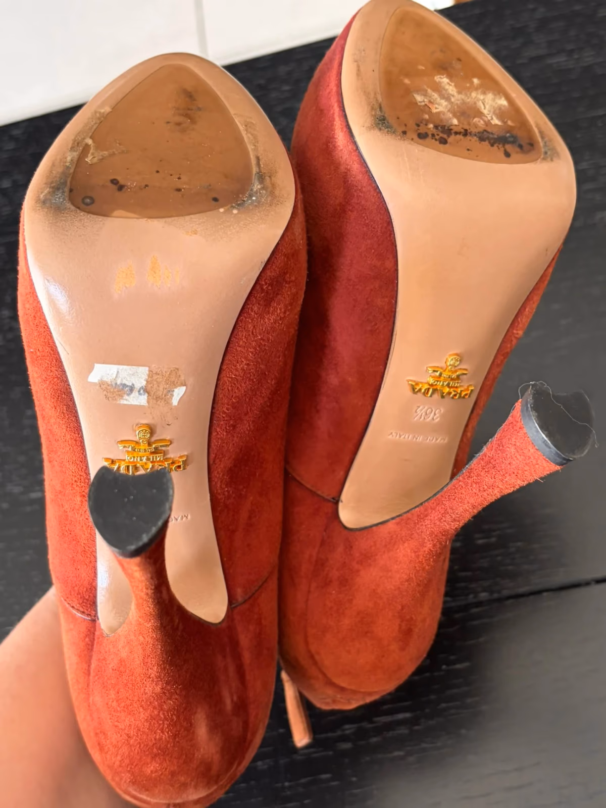 Sapatos de salto alto com plataforma e atacadores em camurça da Prada, fotografia 8