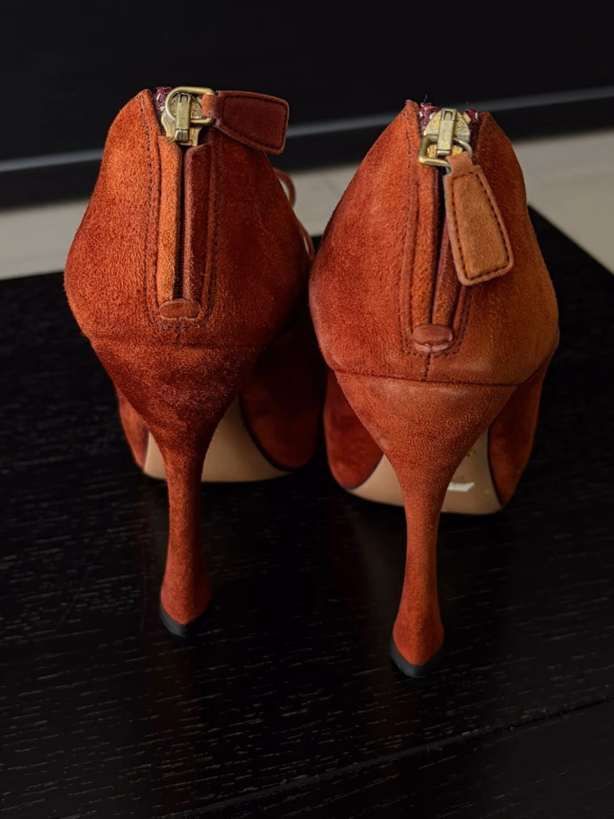 Sapatos de salto alto com plataforma e atacadores em camurça da Prada, fotografia 6