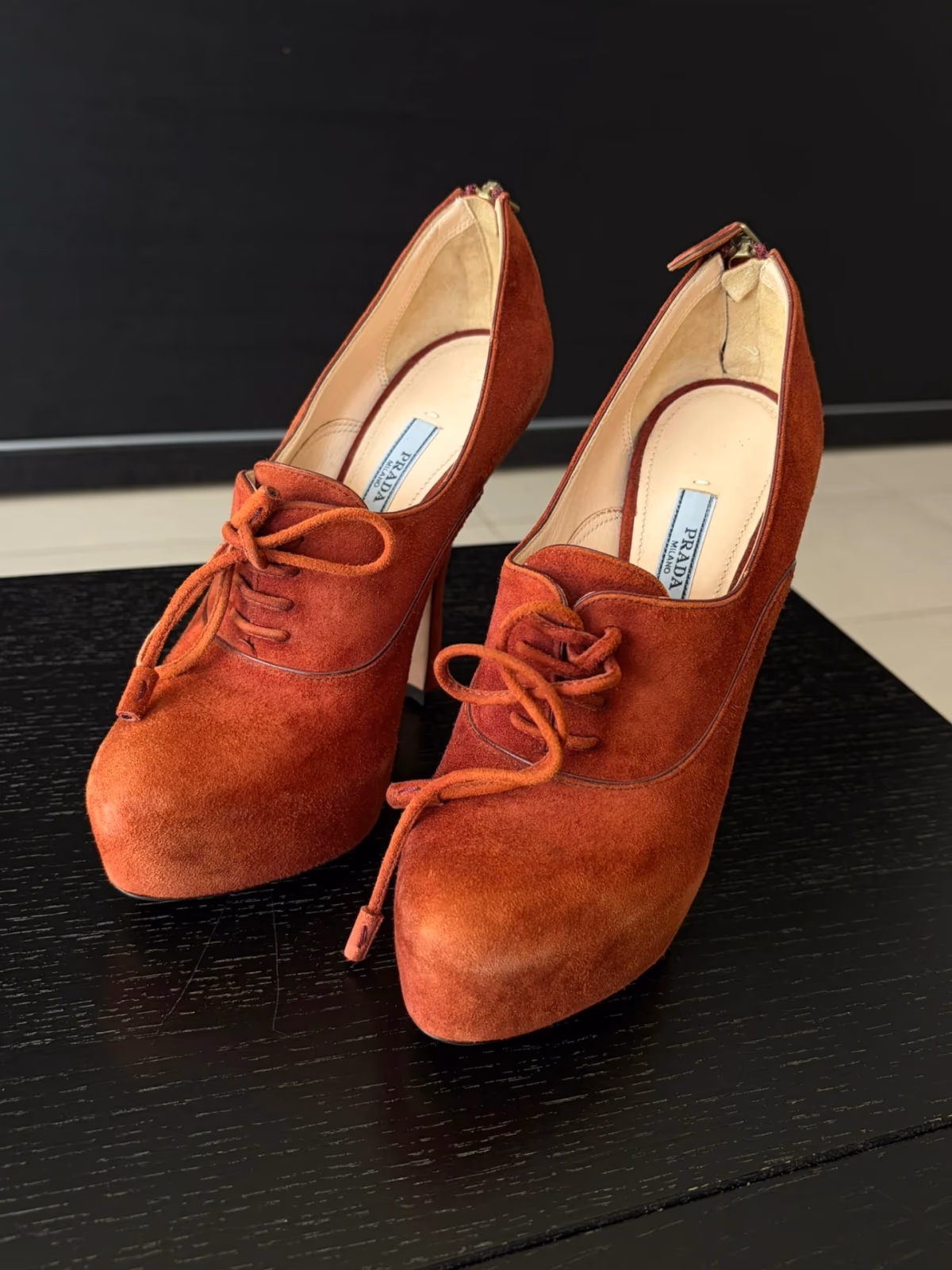 Sapatos de salto alto com plataforma e atacadores em camurça da Prada, fotografia 4