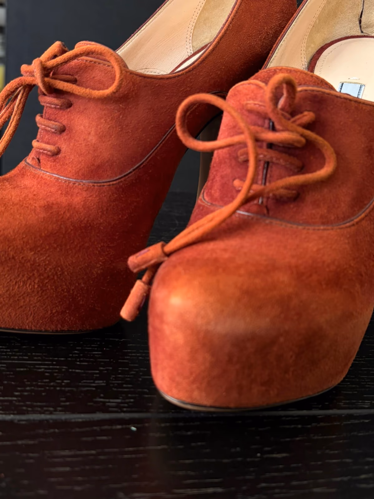 Sapatos de salto alto com plataforma e atacadores em camurça da Prada, fotografia 2
