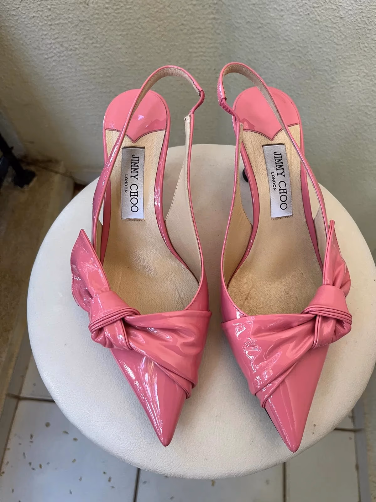 Sapatos de salto alto Jimmy Choo em verniz com tira no calcanhar, fotografia 5