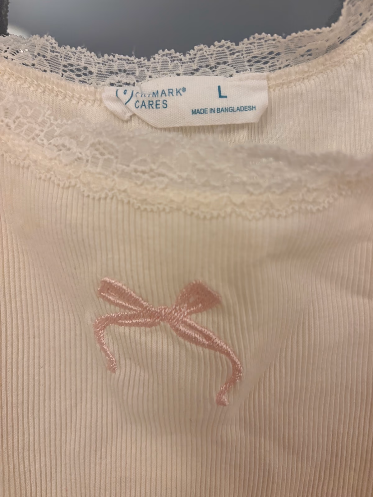 Camiseta sin mangas de Primark, color crema, con canalé y ribete de encaje, foto 2