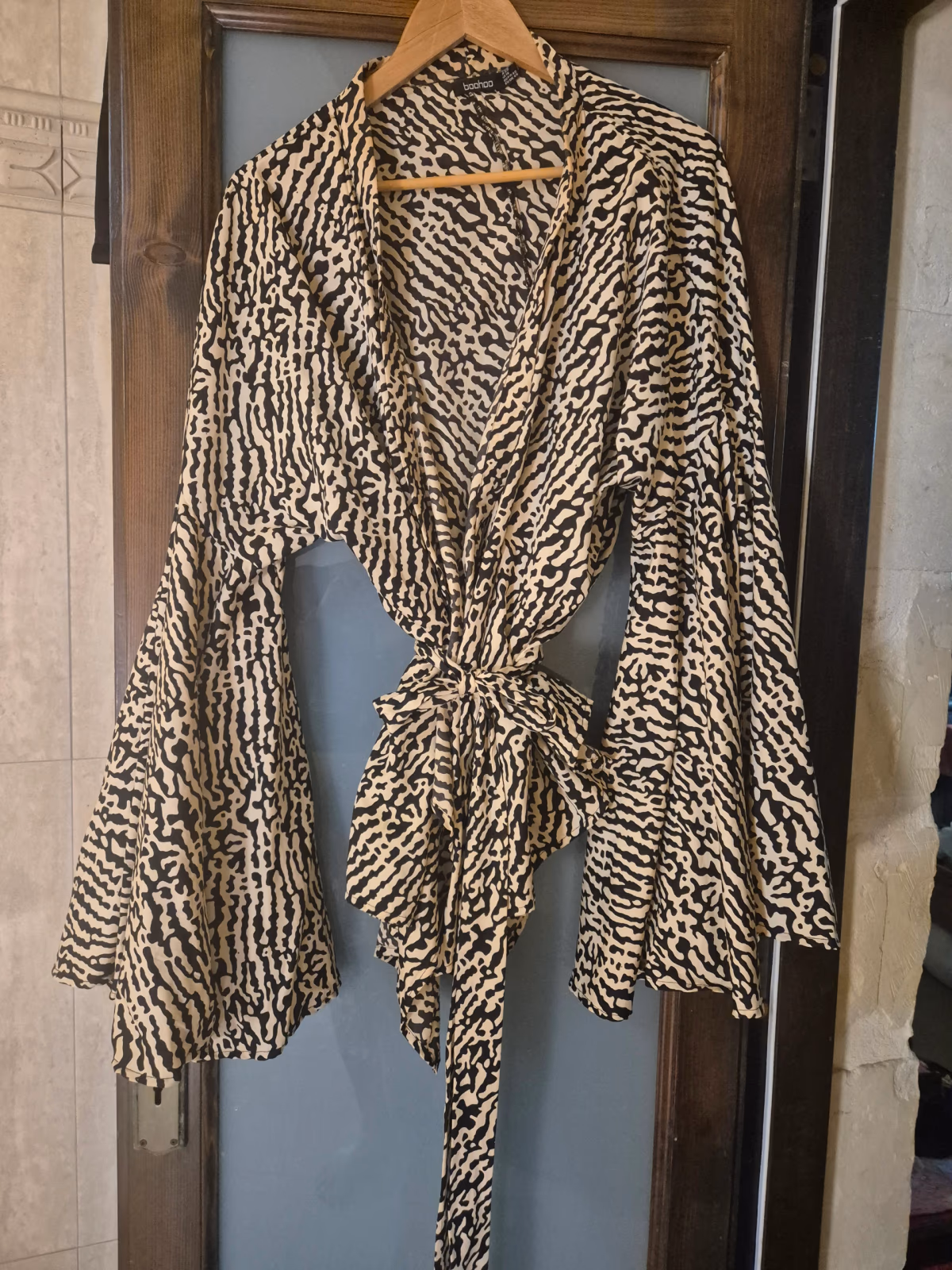 Boohoo Plus Animal Kimono Sleeve Wrap Top, photo 3