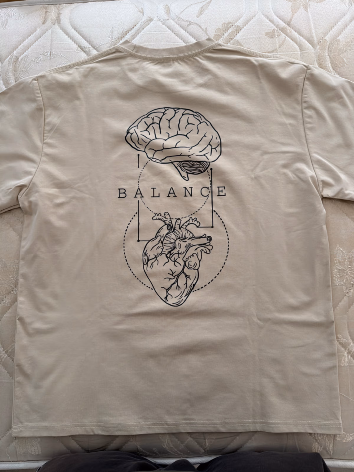 Camiseta bege com estampa Balance, fotografia 2