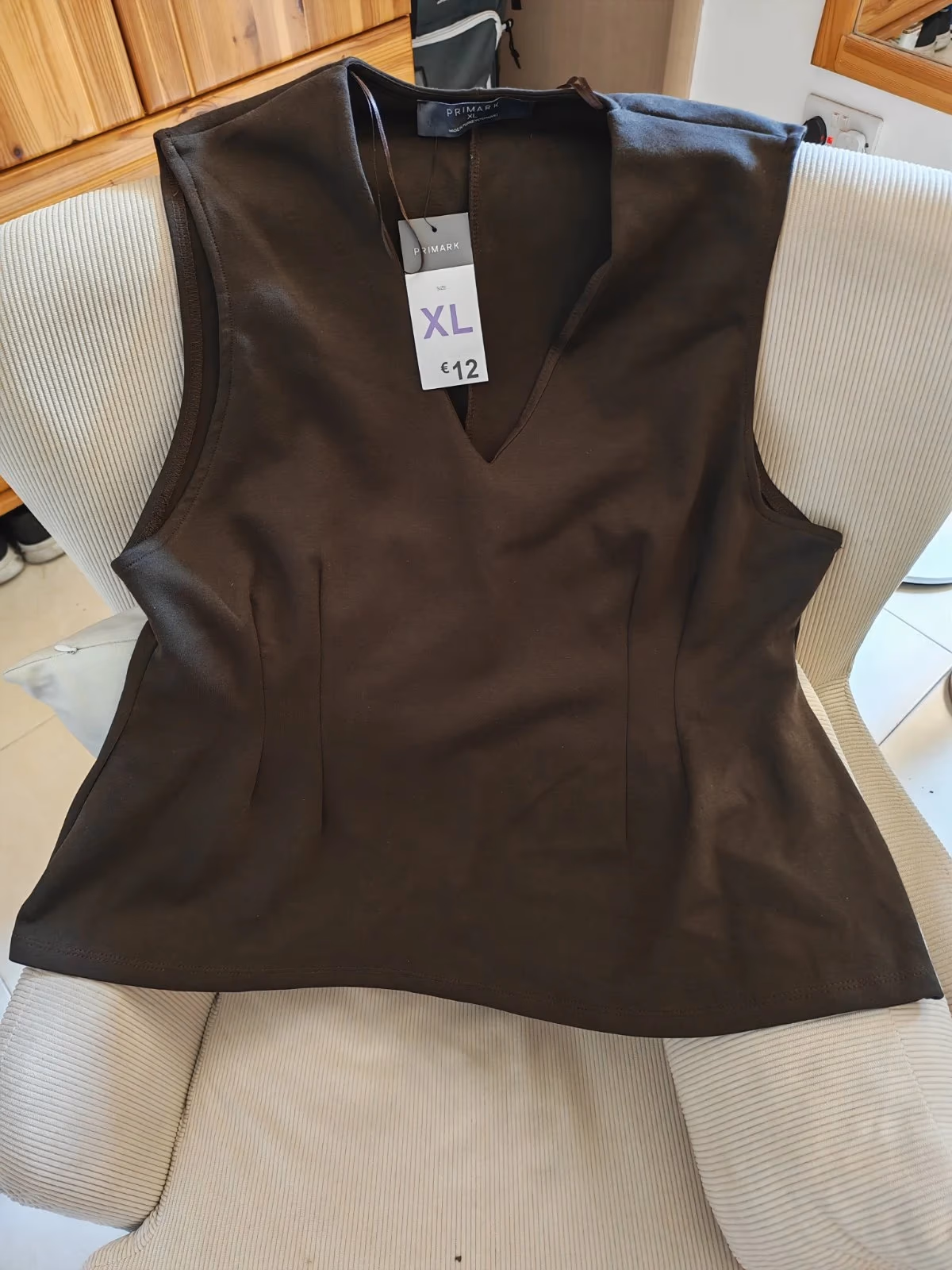 Top senza maniche con scollo a V Primark, color marrone scuro, nuovo di zecca, foto 3