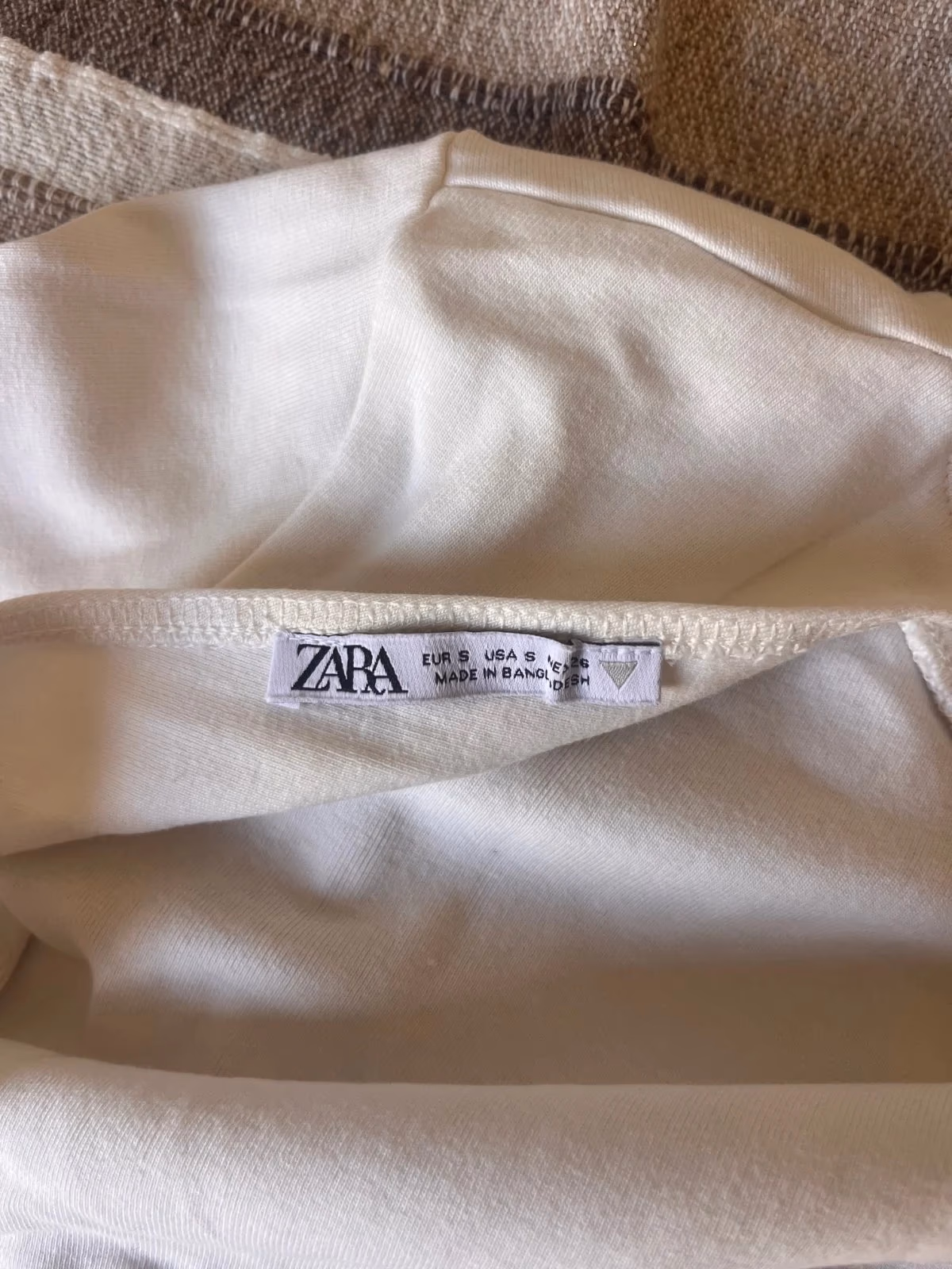 Top branco de manga comprida da ZARA com costas abertas, fotografia 3