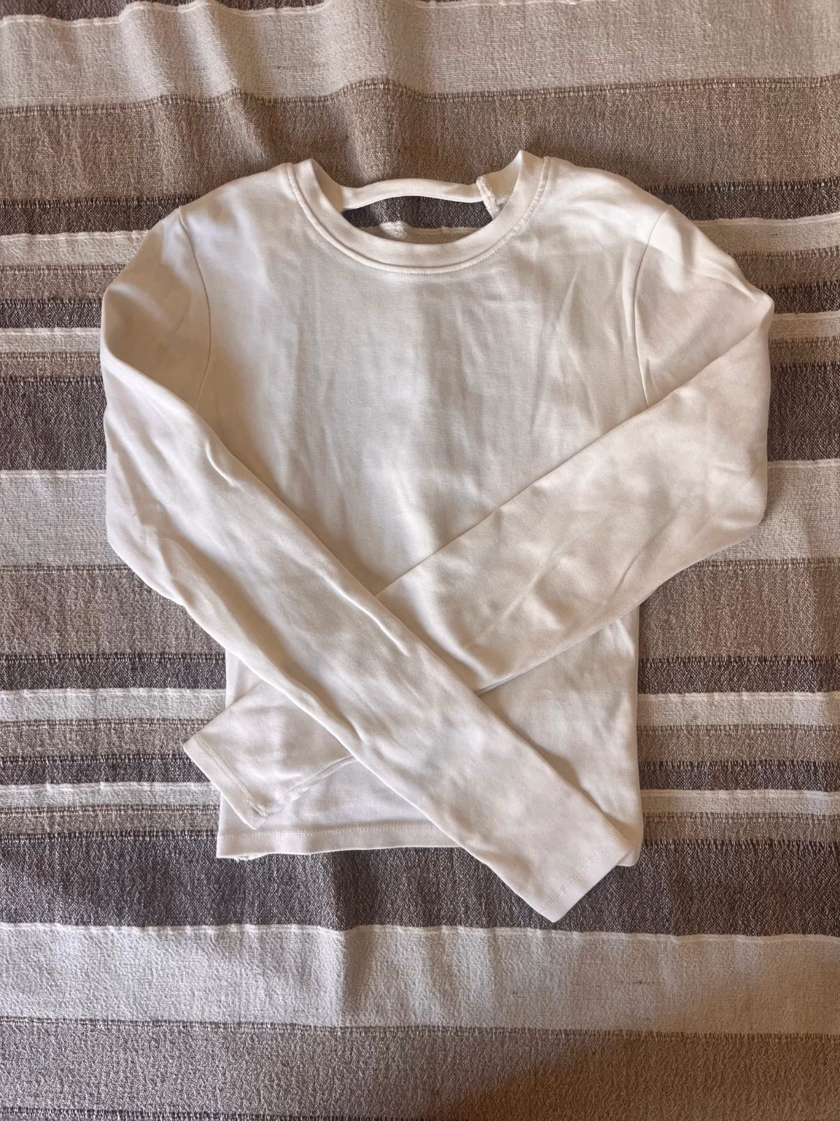 Top branco de manga comprida da ZARA com costas abertas, fotografia 2