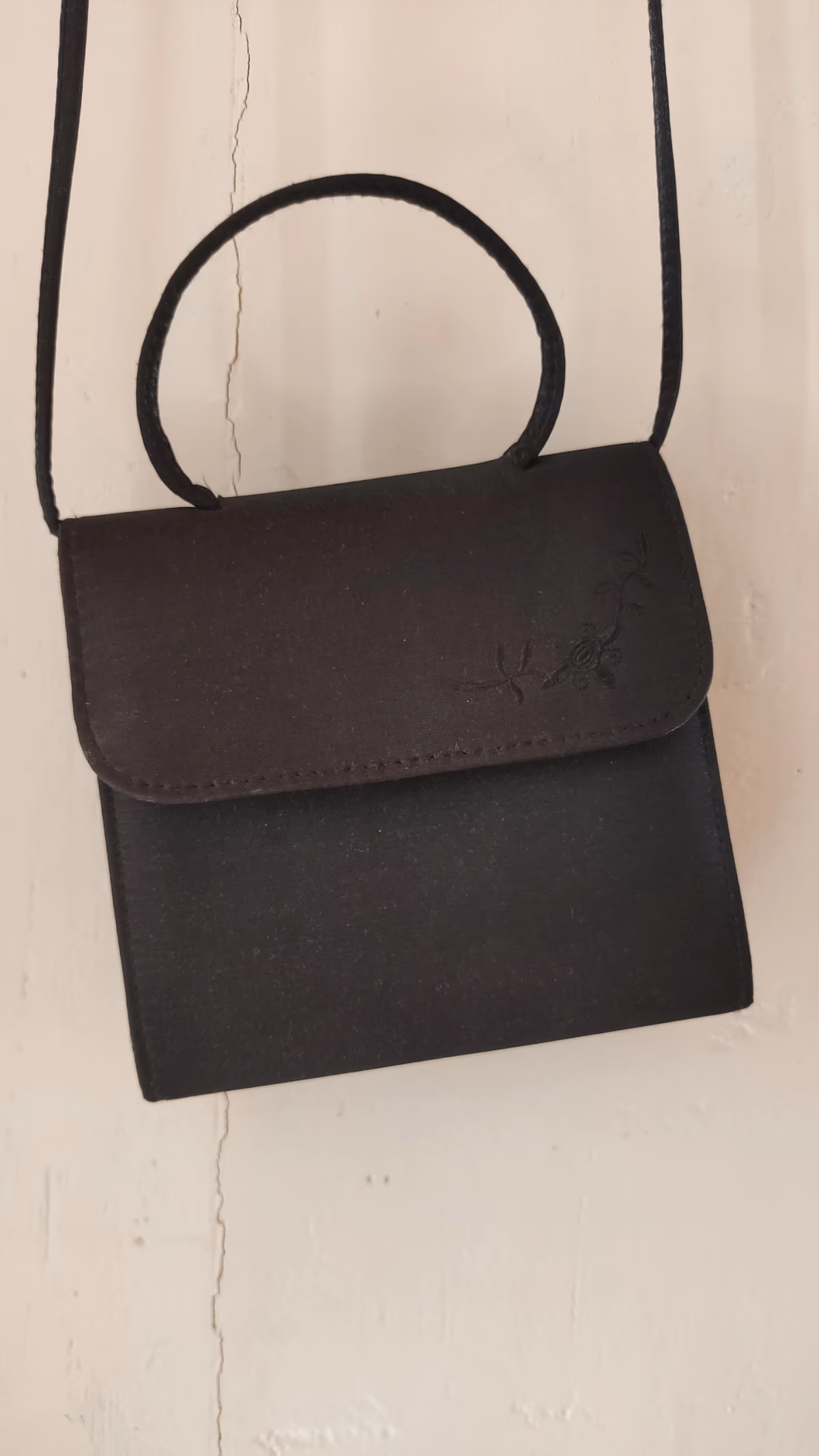 Minimalist black structured crossbody bag, photo 2