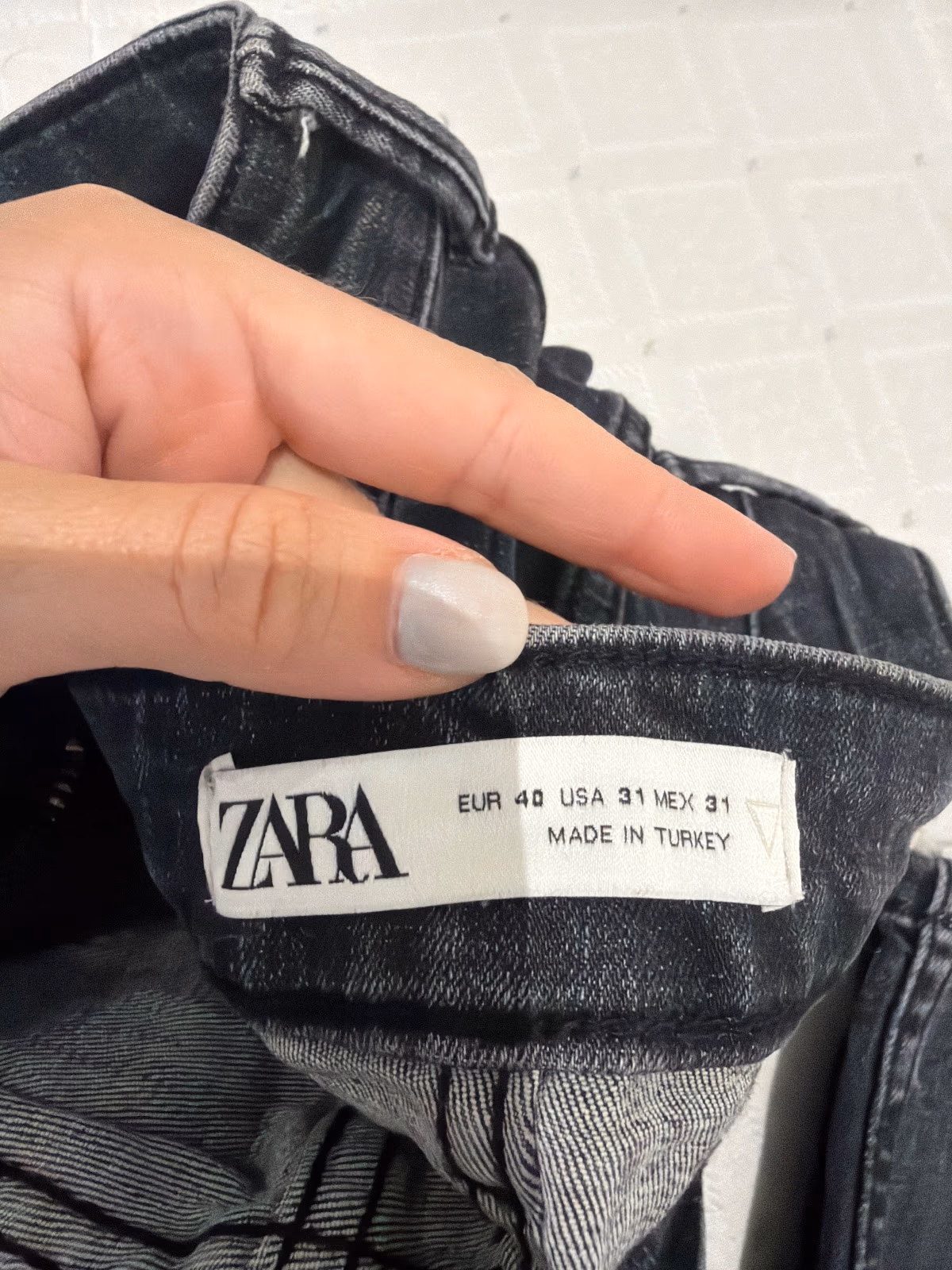 Jeans skinny neri effetto consumato di Zara, foto 2