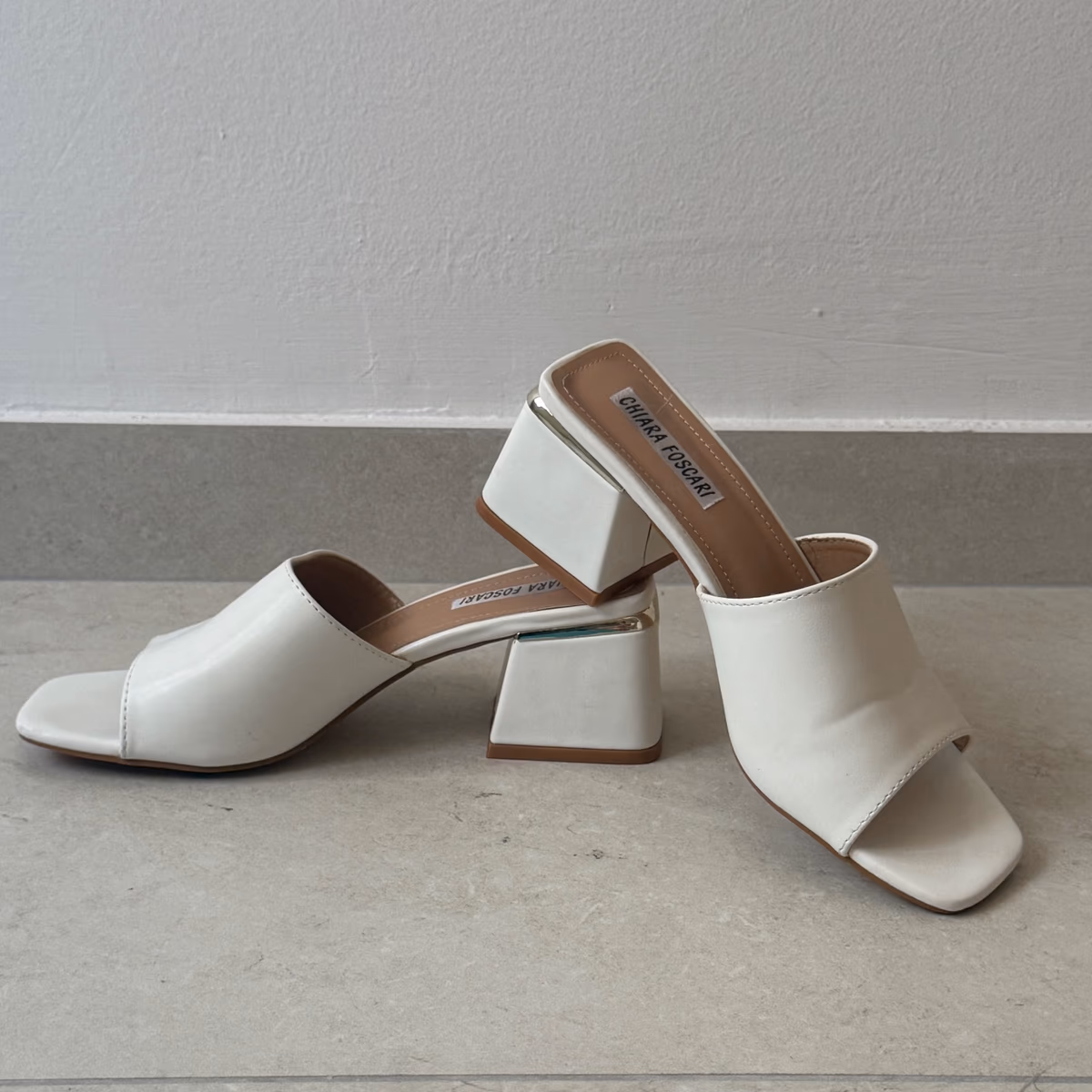 Mules con tacco bianco di Chiara Foscari, foto 2