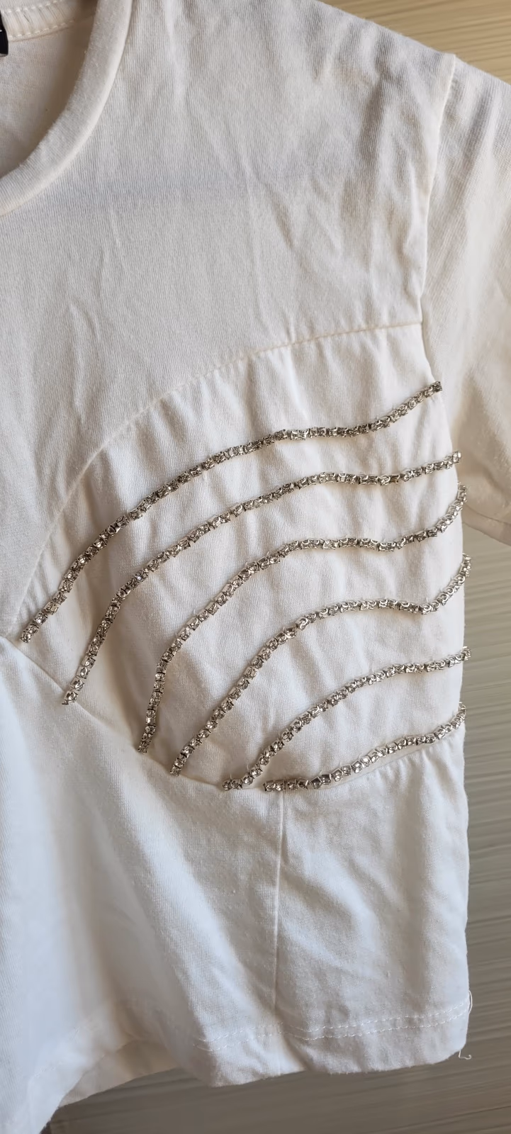 Top corto bianco decorato con strass, foto 3