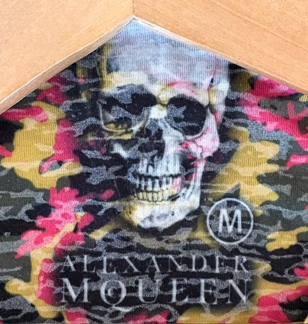 Camiseta con estampado gráfico de calaveras y camuflaje, foto 3