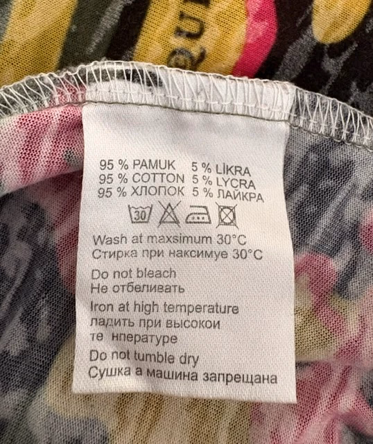 Camiseta con estampado gráfico de calaveras y camuflaje, foto 4