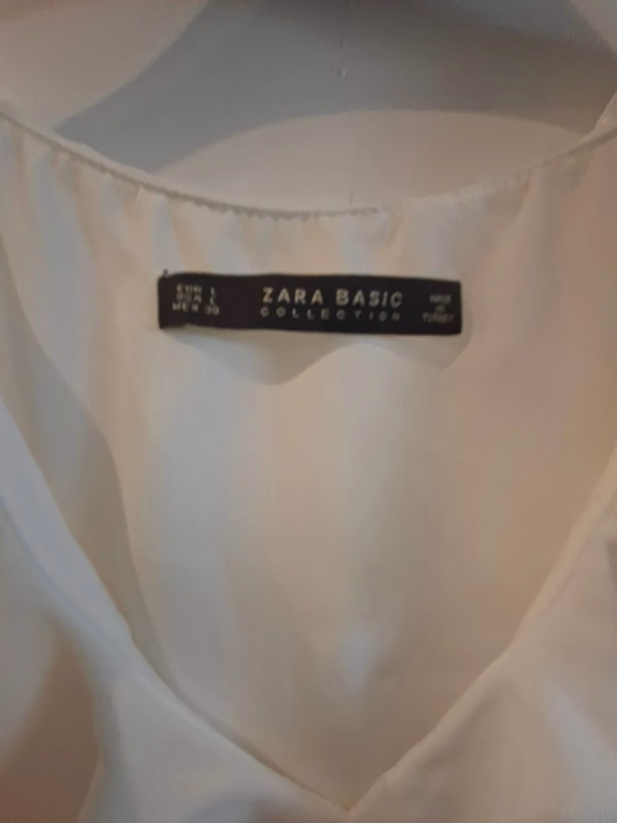 Top bianco senza maniche con volant di Zara, foto 2