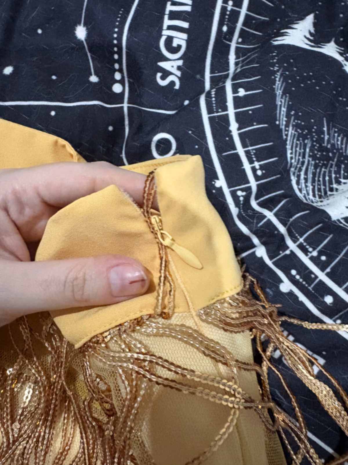 Saia em camadas com franjas douradas, fotografia 3