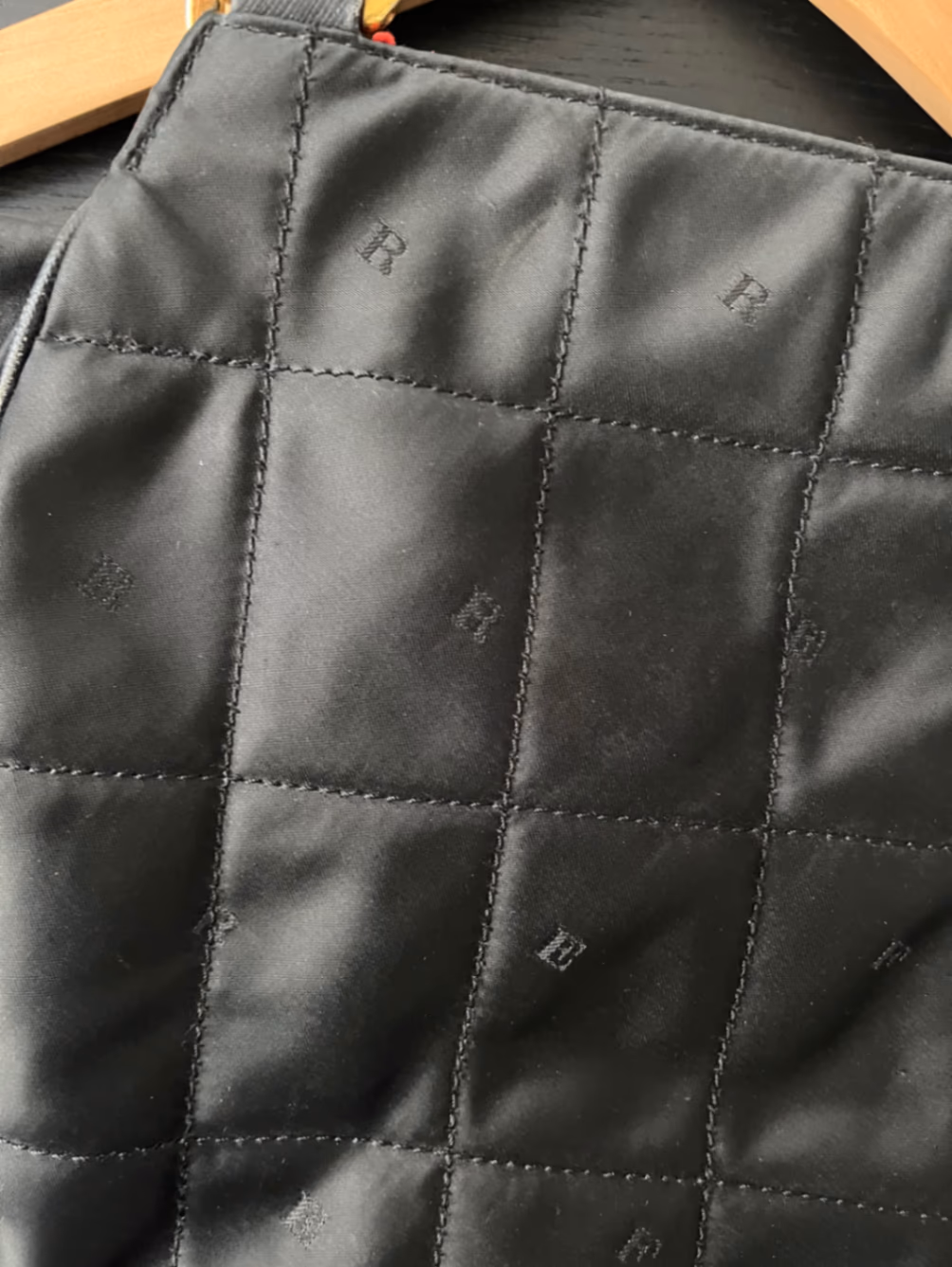 Mala preta acolchoada, fotografia 2