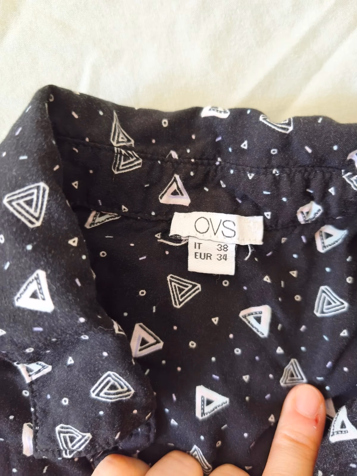 Camiseta corta sin mangas con estampado geométrico negro, foto 4