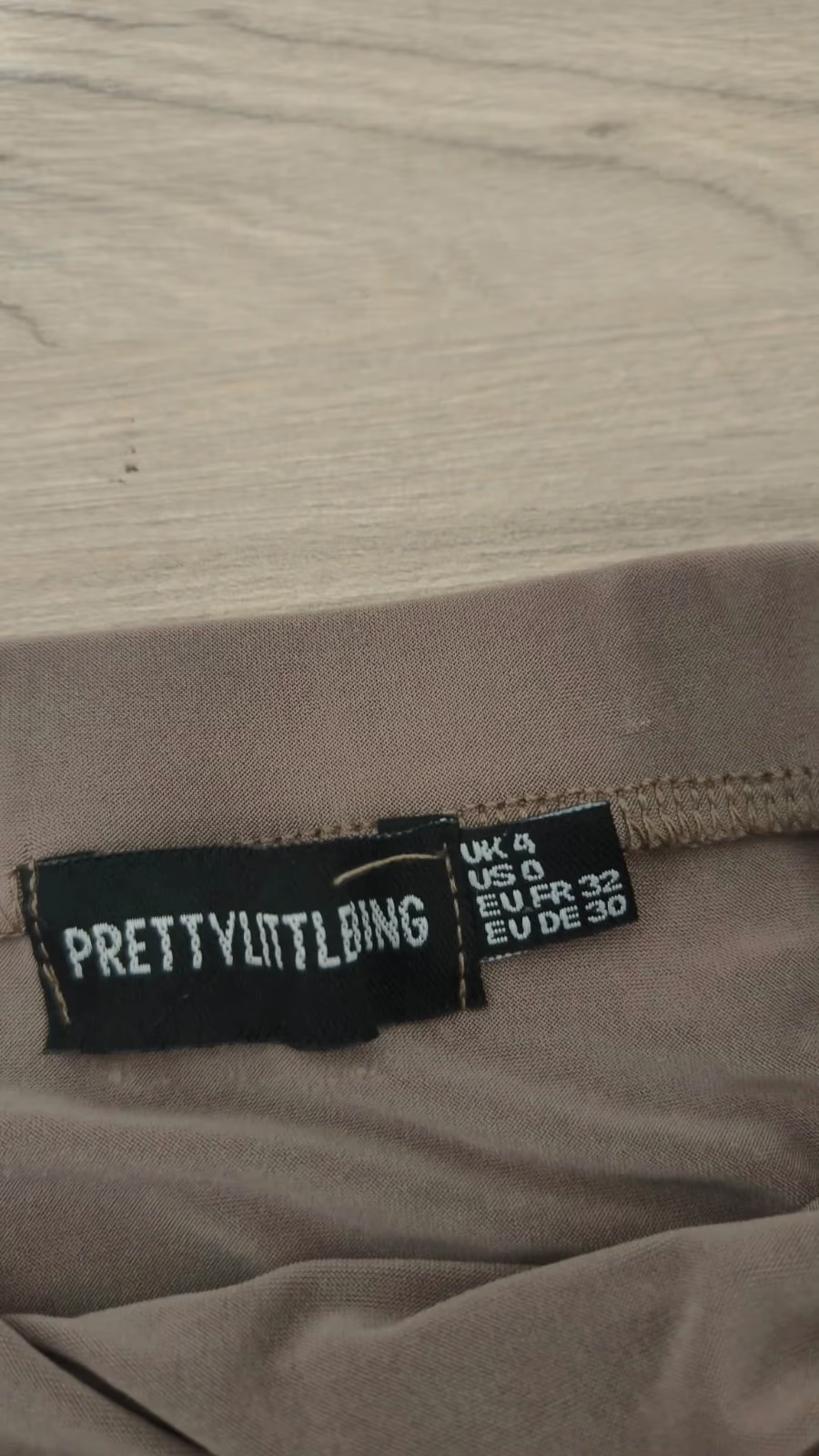Top sem mangas cor de cinza-acastanhado da PrettyLittleThing, fotografia 3
