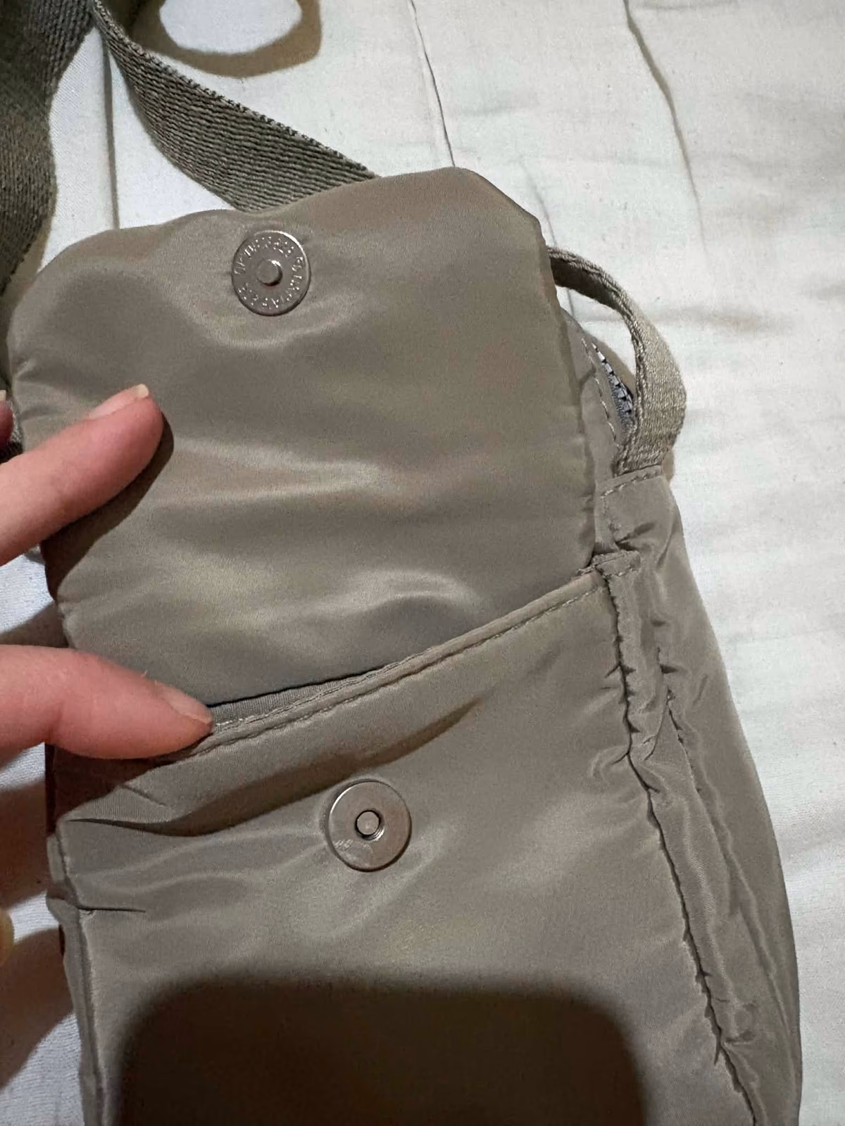 Borsa a tracolla in nylon color taupe per cellulare, foto 2