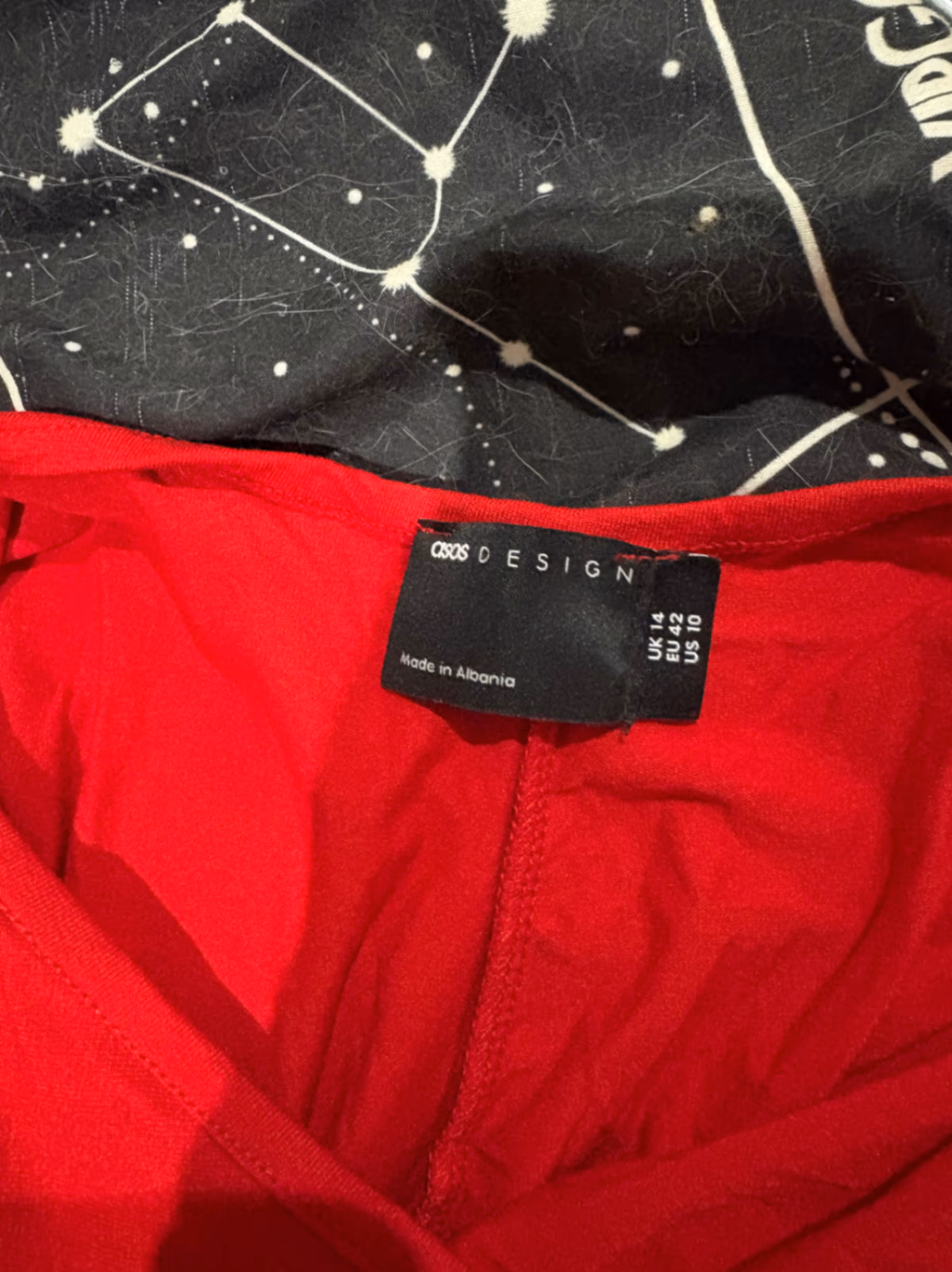 Vestido vermelho com decote halter e gola em forma de capuz, fotografia 4