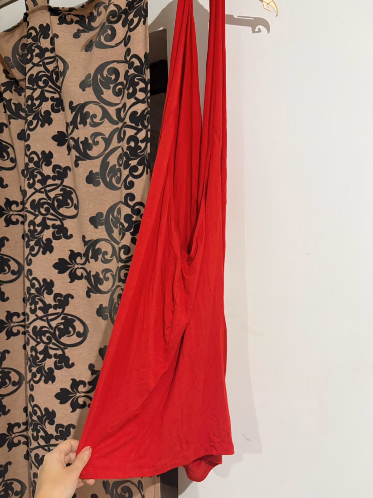 Vestido vermelho com decote halter e gola em forma de capuz, fotografia 2