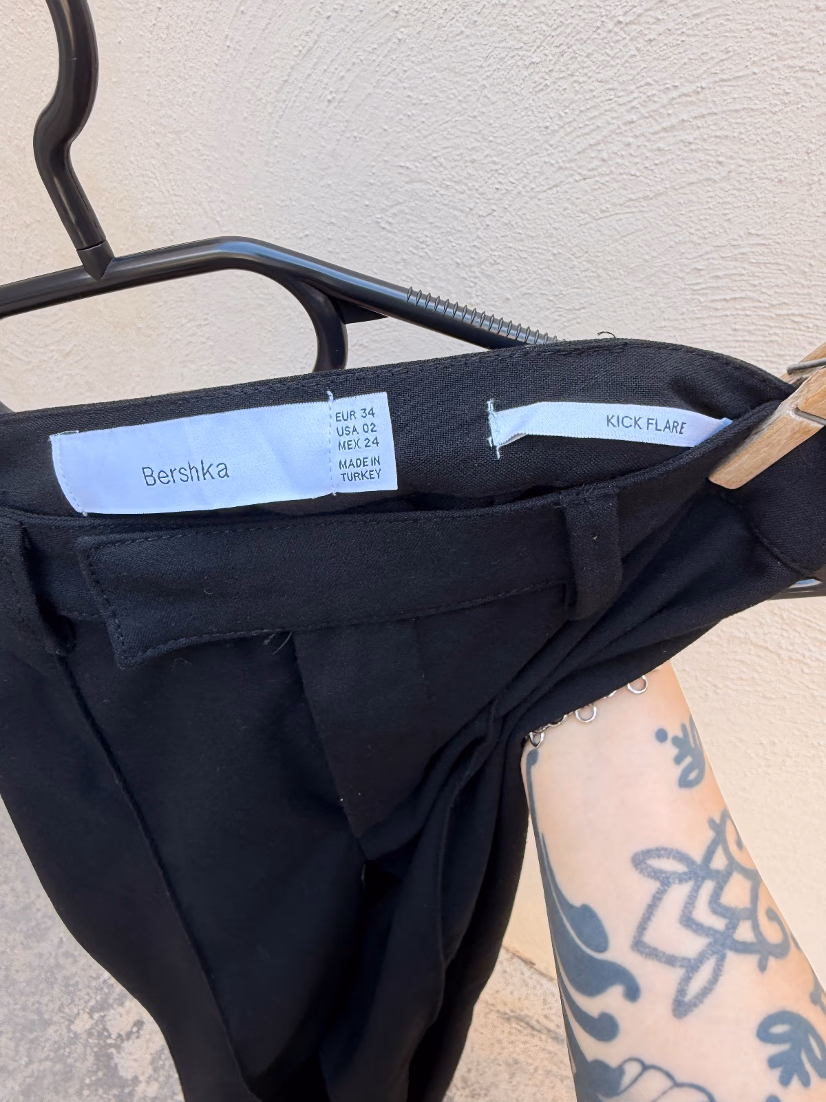 Bershka Petite Kick Flare Trousers in Black, photo 2