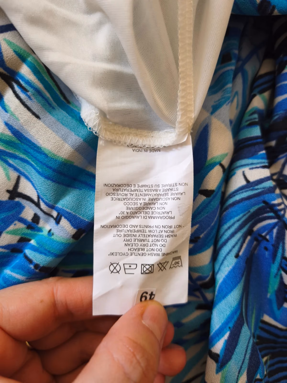 Vestido azul com estampado de folhas tropicais, fotografia 3