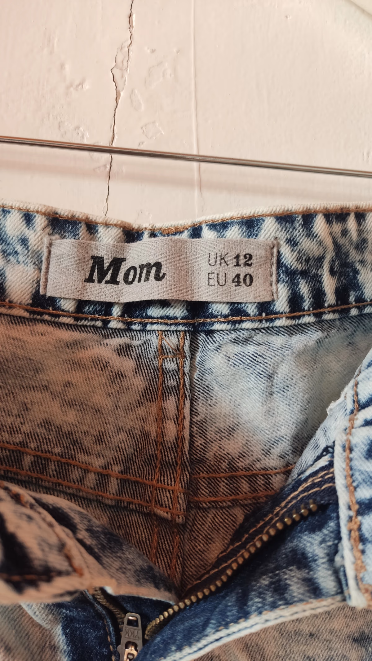 Acid-wash distressed denim shorts, photo 4