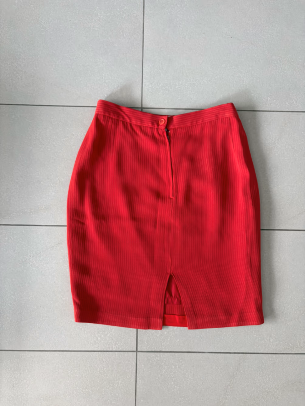 Gonna a tubino vintage Valentino rossa con effetto martellato, foto 3