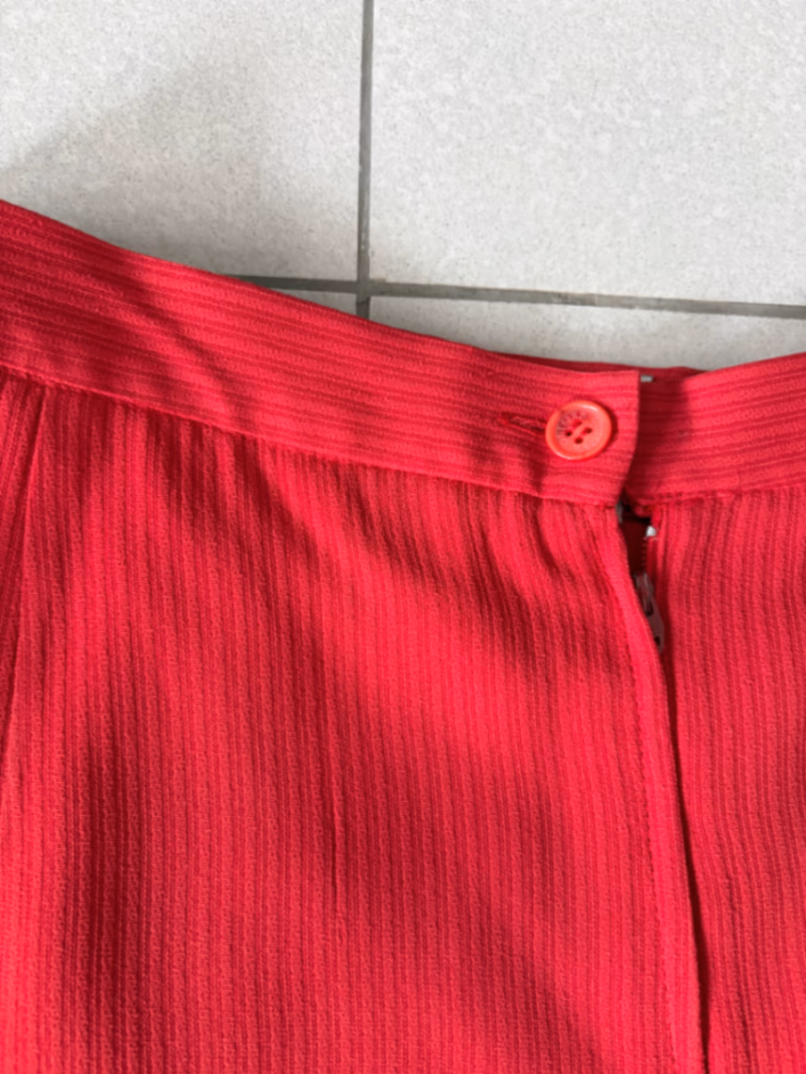 Gonna a tubino vintage Valentino rossa con effetto martellato, foto 2
