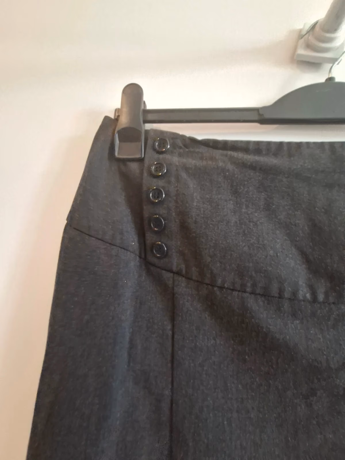 gonna grigio scuro con dettagli a bottoni, foto 2
