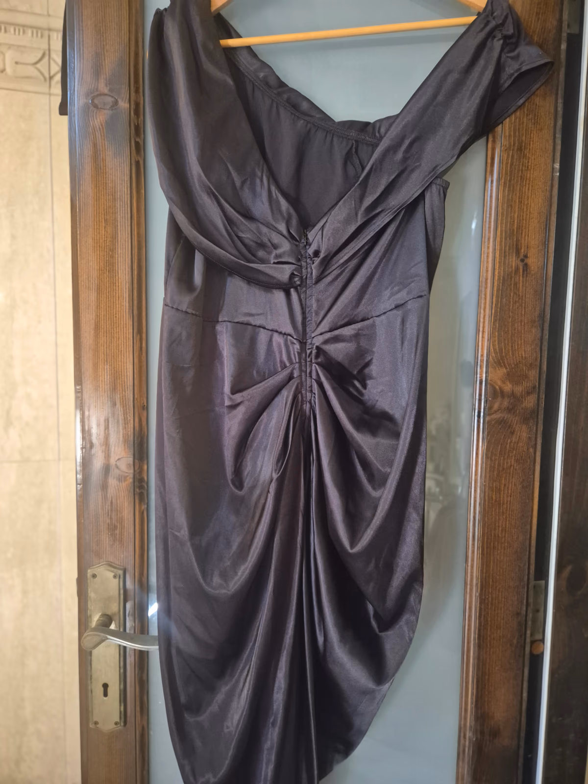 Vestido de festa de cetim com franzido e um ombro à mostra, fotografia 2