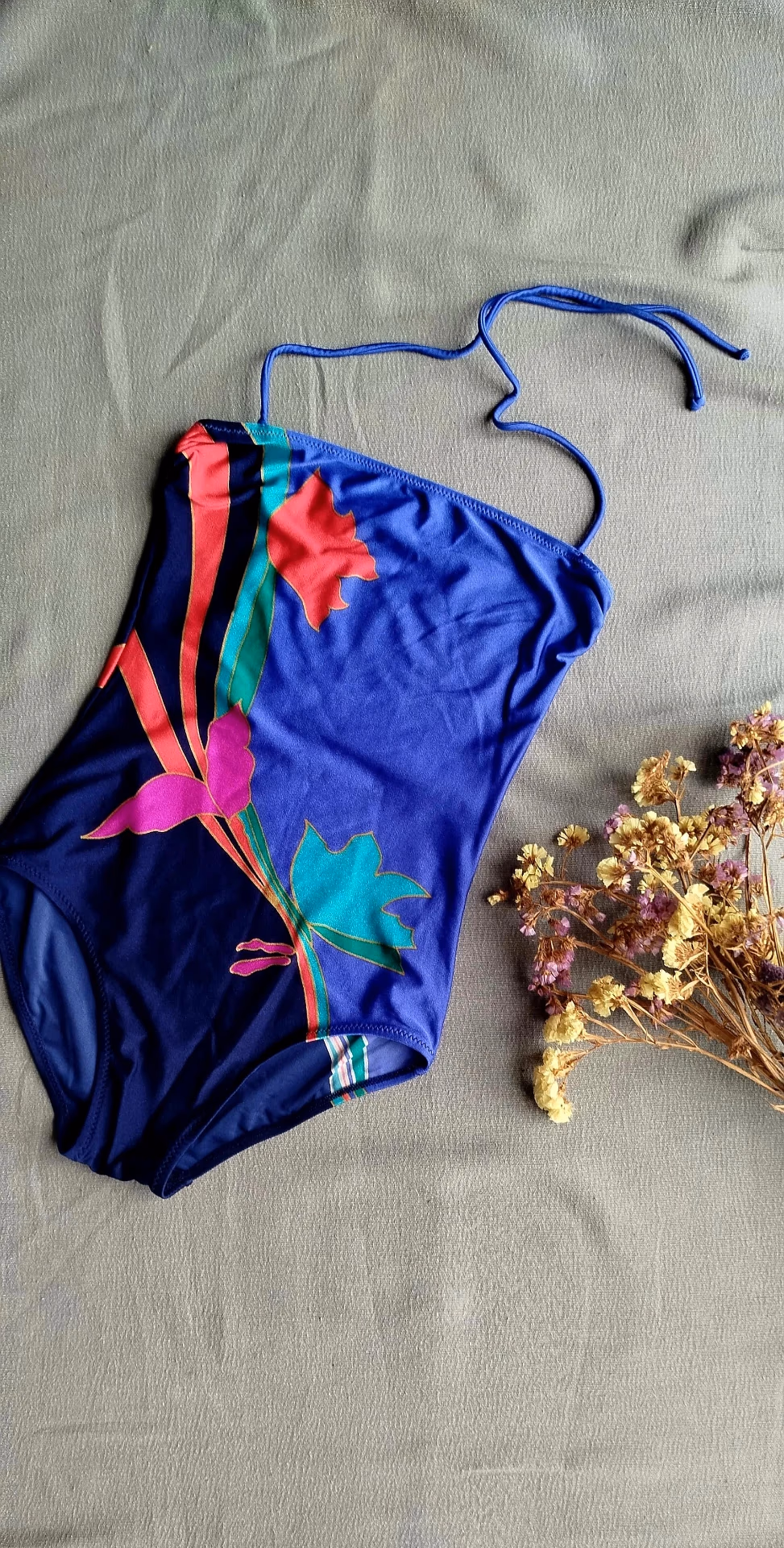 Fato de banho retro com padrão floral e decote halter, fotografia 2