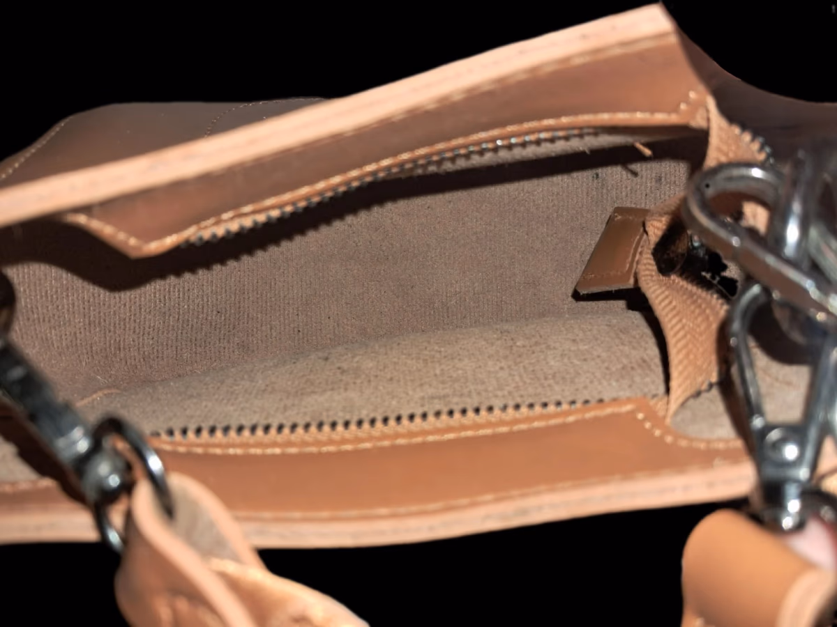 Borsa a tracolla a sella in pelle vegana color Claudia Canova Tan, foto 5