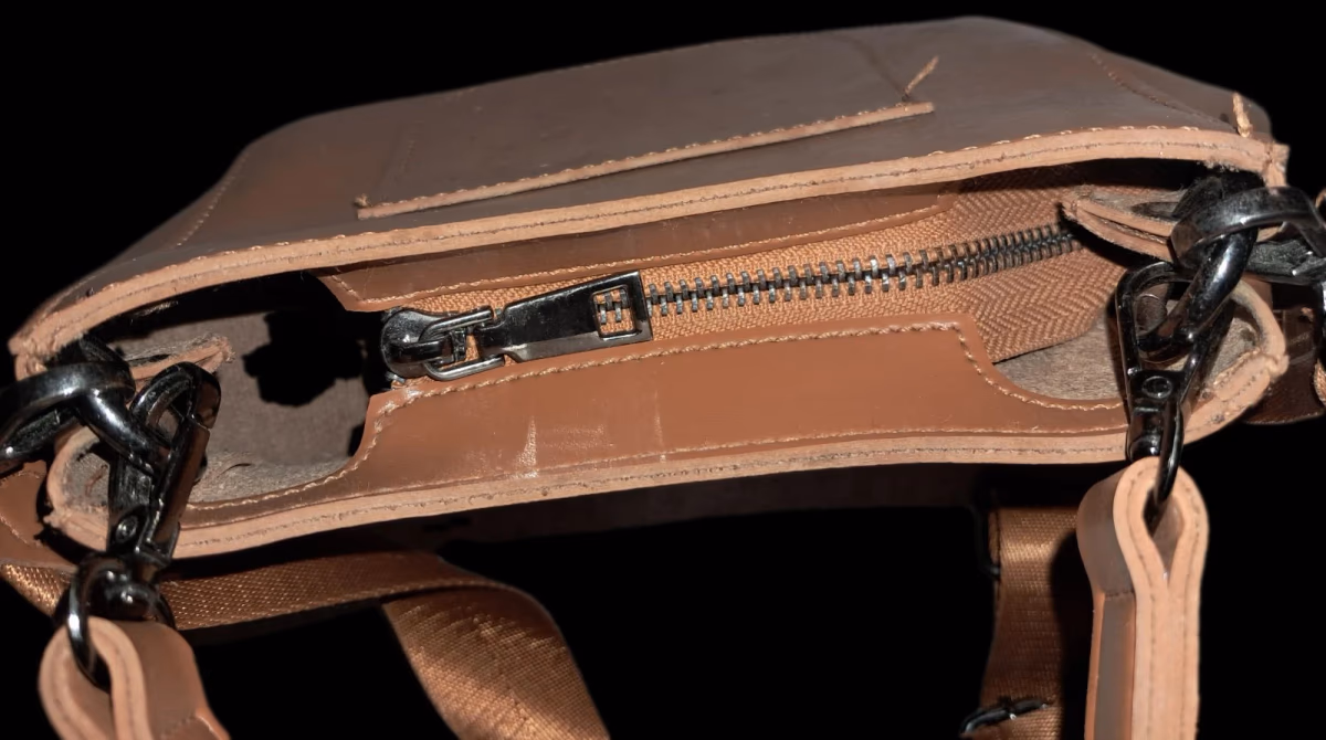 Borsa a tracolla a sella in pelle vegana color Claudia Canova Tan, foto 4