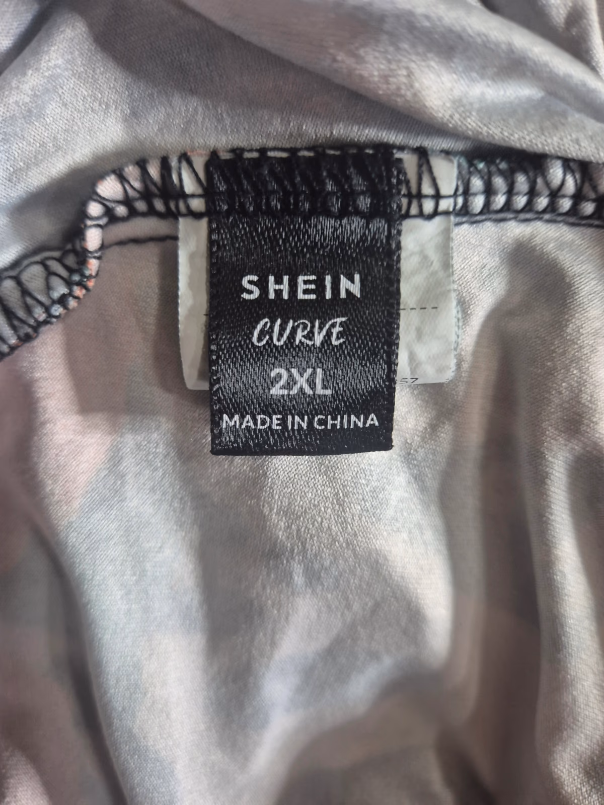 Slaydiva / SHEIN CURVE Macacão de perna larga com padrão de leopardo e floral, fotografia 4