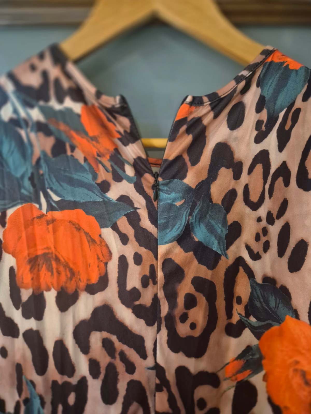 Slaydiva / SHEIN CURVE Macacão de perna larga com padrão de leopardo e floral, fotografia 3